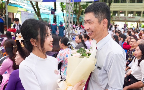 Nhiều cảm xúc tại lễ tri ân, trưởng thành của học sinh lớp 12