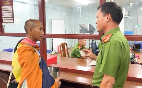 Ông Lê Anh Tú (Thích Minh Tuệ) nhận căn cước công dân