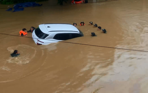 Lũ lớn trong đêm, thành phố Hà Giang ngập sâu, có nhà ngập tới nóc
