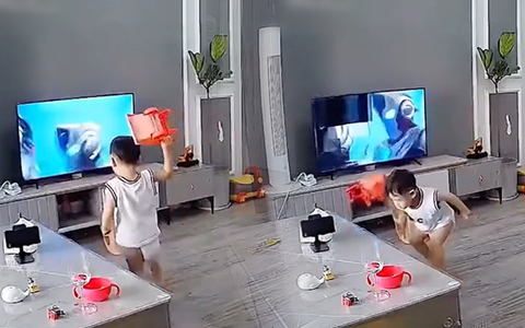 Những đứa trẻ nghịch ngợm báo hại bố mẹ mua tivi mới