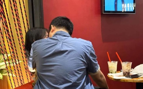 Cặp đôi hôn nhau trong quán nước gây 'nổ' tranh luận
