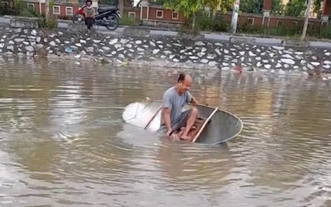 Người đàn ông ngã xuống mương khi trổ tài chèo thuyền nhôm