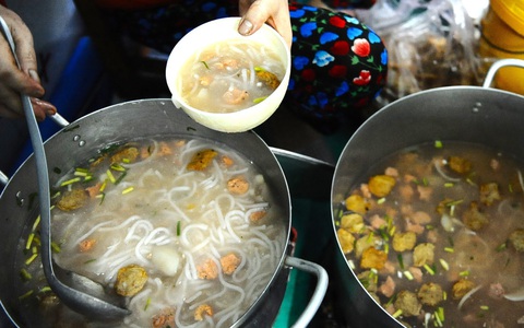 Quán bánh canh 10K ở Quy Nhơn mỗi ngày bán 3 tiếng là hết