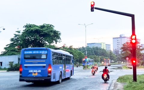Xe buýt vượt đèn đỏ: Xác minh, đình chỉ các tài xế vi phạm ngay từ ngày 15-6