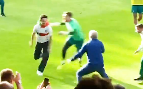 Fan lao xuống sân ôm Ronaldo trong buổi tập của Bồ Đào Nha ở Euro 2024