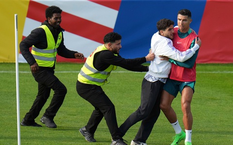 Náo loạn ở buổi tập của tuyển Bồ Đào Nha, Ronaldo bị fan cuồng ôm chặt