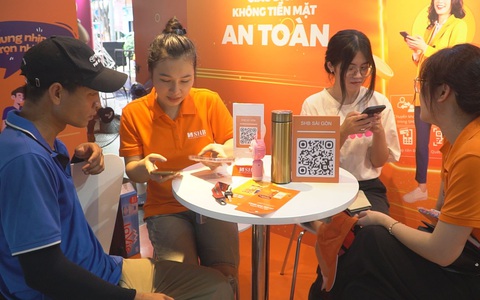 Sôi động ngày đầu tiên diễn ra lễ hội Không tiền mặt 2024