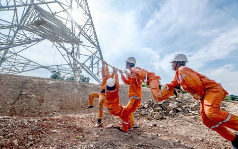'Vượt nắng thắng mưa' thi công đường dây 500kV mạch 3