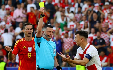 Vì sao Croatia mất bàn thắng, Rodri thoát thẻ đỏ?