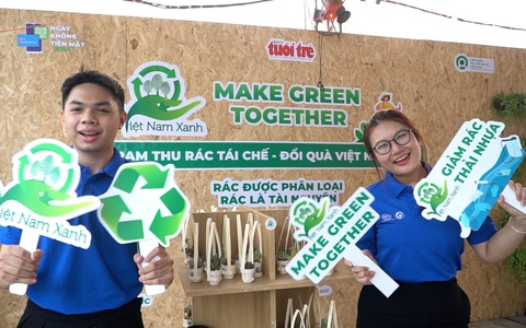 Trạm thu rác tái chế đổi quà tại Lễ hội Không tiền mặt 2024