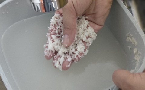 Vo gạo trước khi nấu cơm, tưởng đơn giản nhưng nhiều người làm chưa đúng