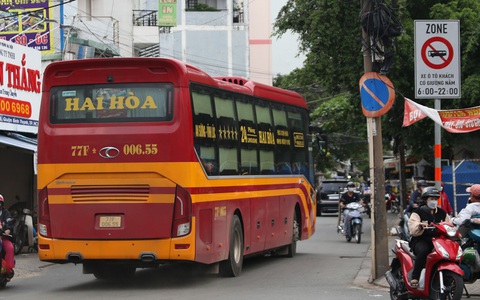 Xe khách giường nằm vô tư chạy vào giờ cấm quanh bến xe Miền Đông cũ