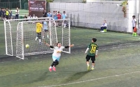 Nữ thủ môn bắt penalty bị thủng lưới vì ăn mừng sớm