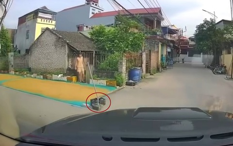 Tài xế ô tô nổi quạu khi người dân lấy cục bê tông chặn đường phơi lúa
