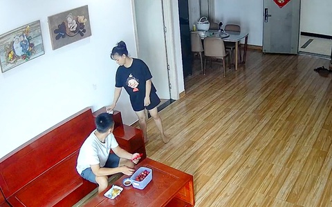 Vợ cười tít mắt khi được chồng cưng chiều