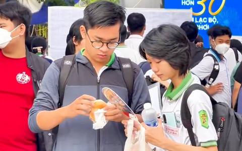 Đông đảo thí sinh tham gia kỳ thi đánh giá năng lực của Đại học Quốc gia TP.HCM đợt 2