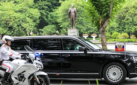 Đoàn xe đặc chủng hộ tống Tổng thống Putin rời khách sạn đến Phủ Chủ tịch