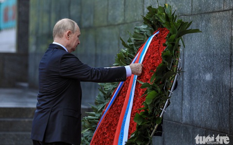 Tổng thống Putin đặt vòng hoa, vào lăng viếng Chủ tịch Hồ Chí Minh