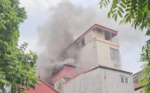 Cháy nhà 3 tầng trong ngõ nhỏ ở Hà Nội