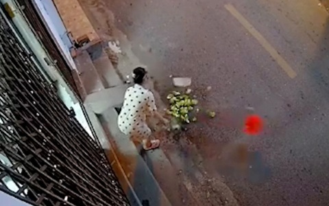 Màn vẩy rau ném rổ xuống đường