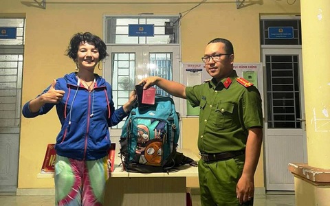 Du khách Nga cảm ơn Công an Việt Nam đã nỗ lực tìm ba lô mình đánh rơi khi đi du lịch