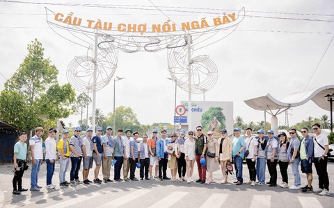 Độc đáo du lịch xứ 'Tình anh bán chiếu'