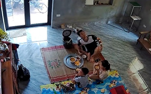 Bố phản xạ xuất thần cứu hai con thoát chết khi trần nhà sập