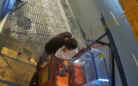 Truy xét người đàn ông trộm điện thoại bé trai đã cất giấu giúp chủ tiệm bánh