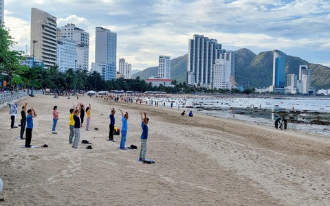 Tắm biển Hòn Chồng Nha Trang dân kêu bị mẩn ngứa, vì sao?