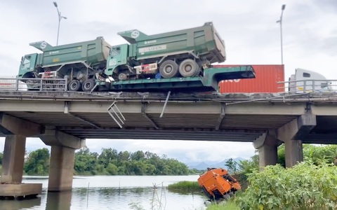 Xe đầu kéo rơi xuống sông, thân xe nằm vắt vẻo trên thành cầu