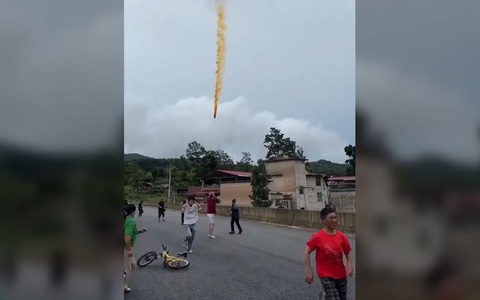 Người dân bỏ chạy tán loạn khi mảnh vỡ tên lửa lao xuống đất