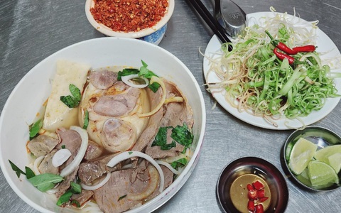 Quán bún bò Huế bán 500 tô mỗi ngày, Michelin chọn, chủ quán ‘có nhầm không’?