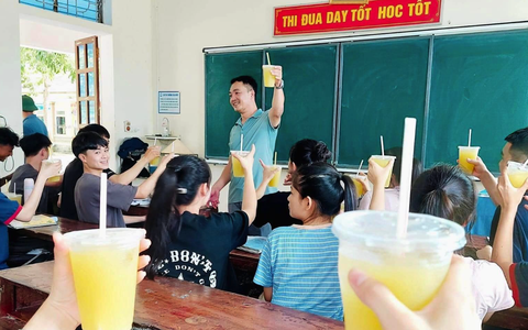 Thầy cô nấu chè, ép nước mía tiếp sức học sinh ôn thi tốt nghiệp THPT