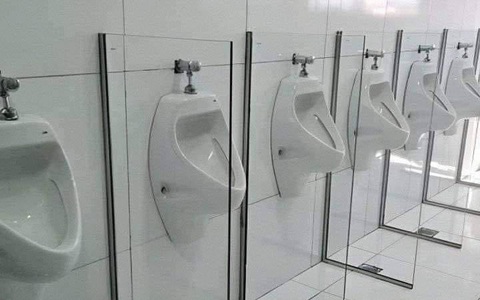 Ảnh vui 27-6: Vách ngăn trong suốt khiến quý ông 'đứng hình'