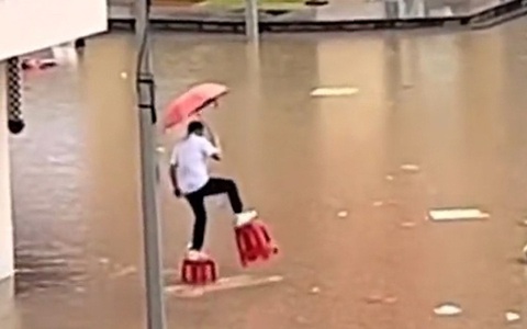 Chàng trai 'vồ ếch' vì sáng kiến đi qua đường ngập