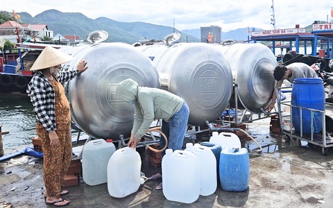Vỡ đường ống vượt biển, người dân vịnh Nha Trang phải xếp hàng lấy nước ngọt