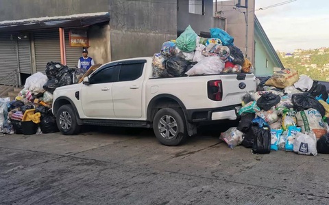 Ford Ranger bị biến thành 'xe rác' khi đỗ ngang ngược