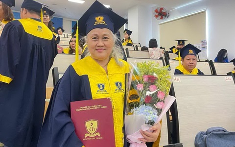 Người phụ nữ lấy bằng đại học dược ở tuổi 65: Chưa nghỉ học dù chỉ 1 giờ
