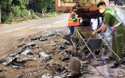 Hai chiến sĩ công an cùng dân dọn dầu loang trên đường, nhiều người thả tim
