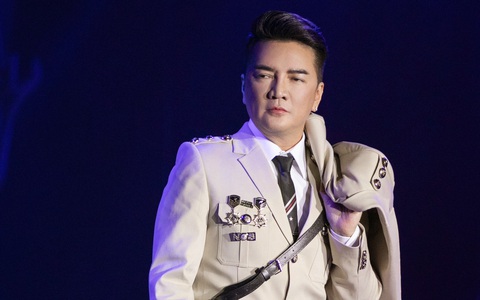 Đàm Vĩnh Hưng đeo huy hiệu lạ: Vi phạm các quy định về hoạt động trình diễn nghệ thuật