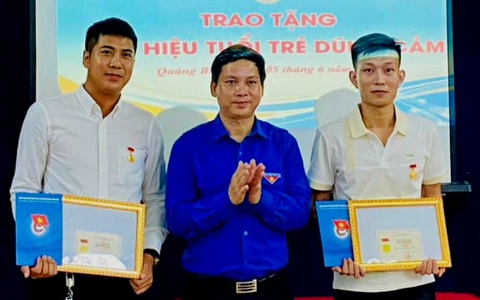 3 thanh niên lao ra biển cứu 5 học sinh khỏi ‘tử thần’