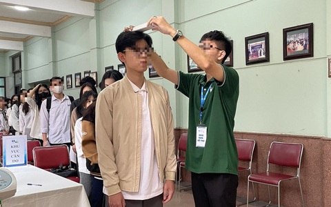 Tranh luận không tuyển thí sinh thấp lùn ở trường kinh doanh