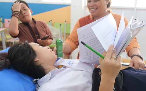 Nữ sinh phải nằm thi tuyển sinh lớp 10 ở TP.HCM do bị gãy đốt sống lưng