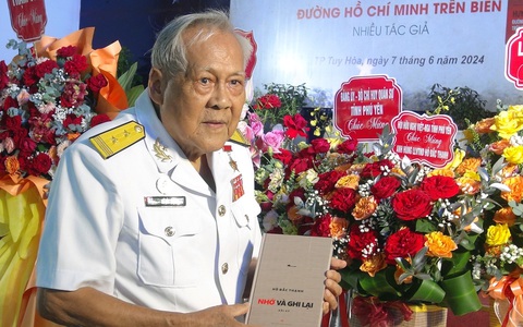Anh hùng, thuyền trưởng tàu Không số ra mắt hồi ký về đường Hồ Chí Minh trên biển