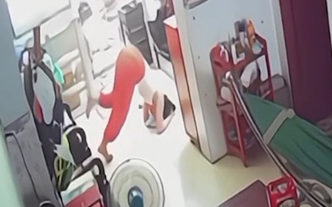 Cô gái ngã '5 lần 7 lượt' khi tập trồng cây chuối