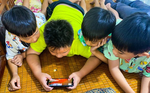 Trẻ nổi giận vì bị cha mẹ 'cắt sóng', mức độ 'nghiện' không nên xem thường