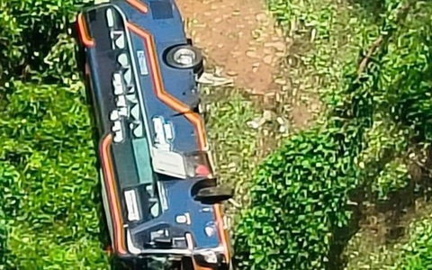 Xe khách chở 48 người lao xuống vực, 4 người bị thương