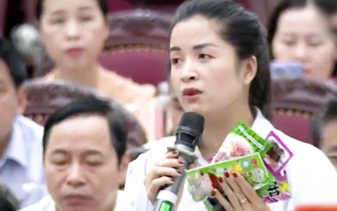 Nữ đại biểu cầm kẹo 'trôi nổi' vào nghị trường chất vấn việc quản lý hàng rong