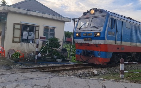 Tàu hỏa liên tục bị ném đá, ngành đường sắt 'cầu viện' Quảng Ngãi trợ giúp ngăn chặn