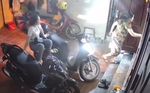 Mẹ váng hết đầu với con gái sợ chuột la hét um sùm